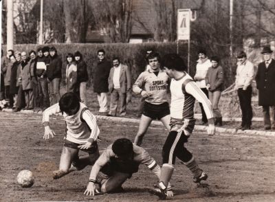 Heimspiel des VfB auf dem Hartplatz
Auf dem Bild zu erkennen am Boden Spielführer Karl Martini. Im Hintergrund Stefan Maier. Gegner SV Gurtweil in der Saison 1983/84.
