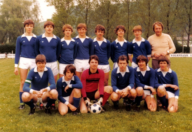 VfB Waldshut - A-Junioren - Saison 1979/80 - Bezirksstaffel
Stehend von links: Dietmar Knape, Ludwig Weinkötz, Roland Buchholz, Peter Knobloch, Wolfgang Ertel, Dominik Heizmann, Jürgen Keller, Trainer Dieter Hart. Kniend: Martin Ruppelt, Achim Fischer, Michael Kaiser, Wolfgang Schick, Martin Stoll, Bernd Siebold. Nicht auf dem Bild: Michael Rimmele, Miroslav Jukoevic, Paolo Mineo, Patrick Heizmann (Fotograf). Aufnahme vor dem Spiel gegen den SV Schopfheim im Mai 1980.
