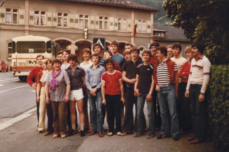 Gruppenbild vor der Abfahrt nach Berlin
Nicht alle Personen sind noch bekannt auf dem Bild. Von links: ??, ??, ??, Frau Fischer, ??, Michael Kaiser, Achim Fischer, Peter Knobloch, Thomas Jehle, Bernd Siebold, Dominik Heizmann, Patrick Heizmann, Martin Ruppelt, Jürgen Keller, Wolfgang Schick, Ludwig Weinkötz,  Roland Buchholz, Martin Stoll, Wolfgang Ertel, Rudi Westermann, Dietmar Knape, ??, ??.
