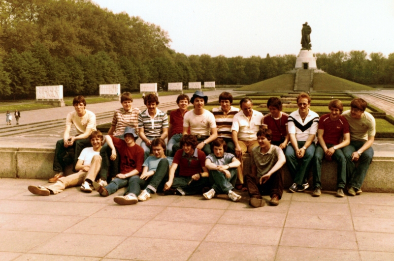 Während der Stadtrundfahrt vor einem Denkmal
Sitzend von links: Dietmar Knape, Martin Ruppelt, Wolfgang Ertel, Dominik Heizmann, Michael Kaiser, Bernd Siebold, Paul Fischer, Patrick Heizmann, Rudi Westermann, Ludwig Weinkötz, Roland Buchholz. Auf dem Boden: Peter Knobloch, Jürgen Keller, Wolfgang Schick, Achim Fischer, Thomas Jehle, Martin Stoll.
