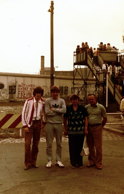 Halt - hier endet die Freiheit
Da stand die Mauer noch. Zum Foto stellten sich Achim Fischer, Peter Knobloch, Rosemarie und Paul Fischer.
