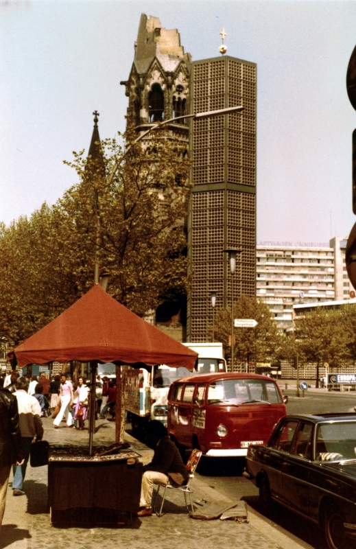 Am Kurfürstendamm
Das Bild der Gedächtniskirche darf nicht fehlen.
