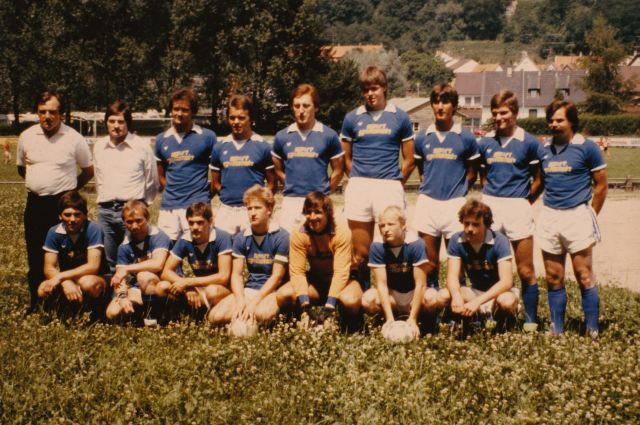 VfB Waldshut - 1. Mannschaft - Saison 1980/81
Oben von links: Spielausschussvorsitzender Heinz Knobloch, Trainer Reinhard Zuber, Wolfgang Tröndle, Erich Hönig, Jürgen Umminger, Martin Ruppelt, Uwe Glöckner, Ulrich Rotzinger, Karl-Heinz Silbereis. Untere Reihe von links: Michael Rotzinger, Johannes Fischer, Hans-Peter Meier, Spielführer Hans-Jörg Huber, Wolfgang Kunzelmann, Harry Runge, Wolfgang Ertel.
Bezirksliga, letztes Saisonspiel 1980/81, VfB Waldshut - FC Schönau - 2:1.
