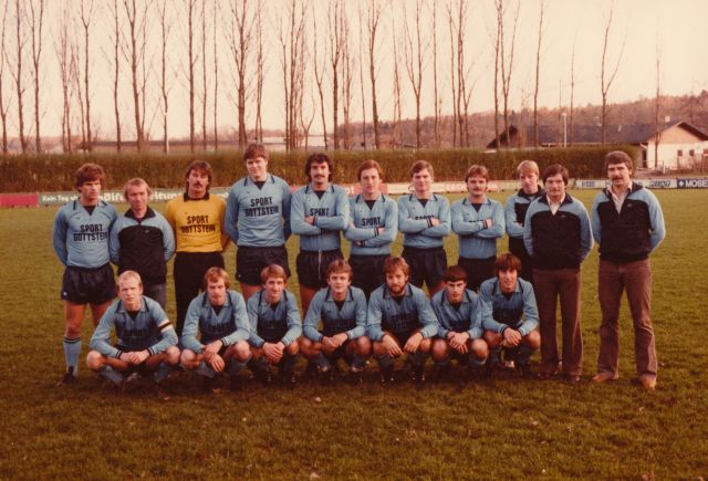 VfB Waldshut - 1. Mannschaft - Saison 1982/83
Obere Reihe von links: Karl Martini, Johannes Fischer, Volker Hezel, Martin Ruppelt, Gerhard Frommherz, Jürgen Umminger, Ulrich Rotzinger, Hardy Schmid, Jürgen Keller, Trainer Reinhard Zuber, Spielausschuss Bruno Maier. Untere Reihe von links: Harry Runge, Hardy Buschle, Roland Buchholz, Michael Hamburger, Günter Fuchs, Dietmar Knab, Uwe Glöckner.
Kreisliga A Staffel 3. Im Herbst 1982.
