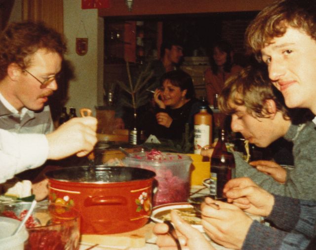 Werner Tröndle, Andy Glöckner, Uwe Bartram
Ein Essen im Sportheim nach einem Heimspiel im Herbst 1983.
