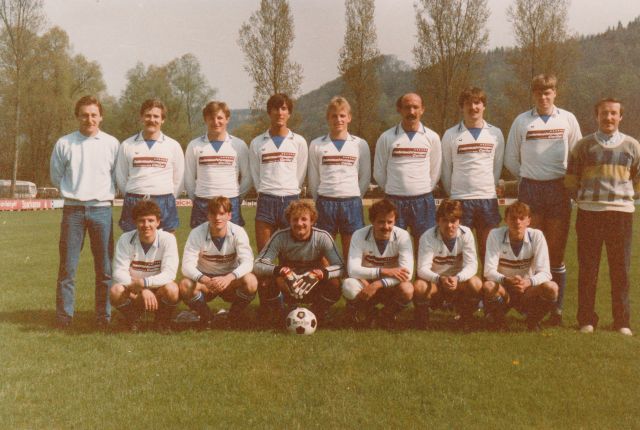 VfB Waldshut 2. Mannschaft - Saison 1984/85
Obere Reihe von links: Jürgen Umminger, Rainer Schacht, Peter Knobloch, Uwe Glöckner, Axel Knobloch, Robert Huber, Martin Stoll, Martin Ruppelt, Betreuer Dieter Böger. Untere Reihe von links: Dominik Heizmann, Thomas Jehle, Gerd Müller, Wolfgang Ertel, Michael Münch, Gernot Wegmann.
Bild im Mai 1985 zum 75-jährigen Jubiläum 1985. Kreisliga B5. VfB Waldshut II - SV Laufenburg II - 5:2.
