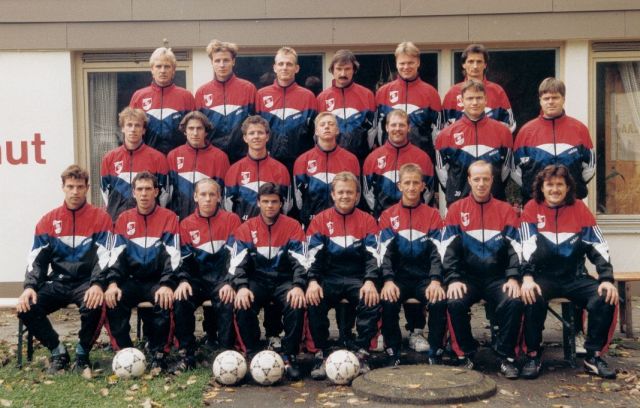 VfB Waldshut - 1. Mannschaft - Saison 1993/94
Hintere Reihe von links: Spielertrainer Peter Humbel, Markus Stoll, Axel Knobloch, Joachim Stoll, Klaus Plogmann, Marco Baotic. Mittlere Reihe: Axel Bindert, Marco Marquart, Dominik Heizmann, Martin Flieder, Stefan Wagner, Patrick Ruppelt, Abteilungsleiter Aktiv Martin Ruppelt. Untere Reihe: Norbert Bachmann, Ralf Wagner, Andreas Schneider, Michele Basciu, Michael Hamburger, Roland Buchholz, Jürgen Keller, Betreuer Tommy Buschle. Nicht auf dem Bild: Betreuer Klaus Fricker, Heiko Hass, Uwe Hermle.
Kreisliga A Staffel 3, Samstag, den 27.09.1993, VfB Waldshut I - SC Hohentengen (1:0). Bild: Alexander Papasoglu.
