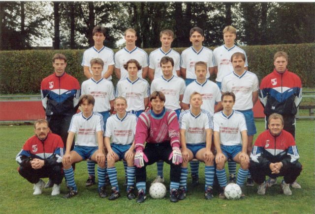 VfB Waldshut 2. Mannschaft - Saison 1993/94
Obere Reihe von links: Uwe Glöckner, Stefan Wagner, Manfred Hass, Michael Rotzinger, Klaus Plogmann. Mittlere Reihe: Norbert Bachmann, Uwe Hermle, Marco Marquardt, Thor Klass, Jochen Zuber, Martin Stoll, Betreuer Volker Bindert. Untere Reihe: Gerd Müller, Frank Gäng, Andreas Schneider, Ingo Siefermann, Martin Flieder, Alexander Oeschger, Spielertrainer Michael Hamburger. Nicht auf dem Bild Abteilungsleiter Aktiv Martin Ruppelt.
Kreisliga B Staffel 5, Sonntag, 28.09.1993, VfB Waldshut II - TuS Weilheim II - 0:0, Aufgenommen von Alexander Papasoglu.
