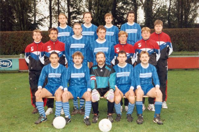 VfB Waldshut 3. Mannschaft - Saison 1993/94
Obere Reihe von links: Jörg Rapp, Wolfgang Ertel, Helmut Müller, Betreuer Norbert Wünsche. Mittlere Reihe: Alexander Papasoglu, Martin Weinkötz, Stefan Preis, Ralf Bartram, Klaus Fricker, Abteilungsleiter Aktiv Martin Ruppelt. Untere Reihe: Savatore Vaccalluzzo, Michael Münch, Gerd Müller, Jürgen Baumgartner, Marco Müller. Nicht auf dem Bild: Trainer Michael Hamburger.
Kreisliga C Staffel 5, Sonntag, 03.10.1993, VfB Waldshut III - SV Untermettingen II - 1:2, Aufgenommen von Sandra Lütte.
