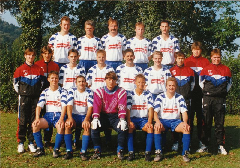 VfB Waldshut 2. Mannschaft - Saison 1994/95
Obere Reihe von links: Spielführer Ralf Bartram, Uwe Hermle, Martin Stoll, Axel Bindert, Norbert Bachmann. Mittlere Reihe: Alexander Graf, Thorsten Bittl, Alexander Oeschger, Jochen Zuber, Michael Rotzinger, Christian Henze, Gerhard Dörflinger, Abteilungsleiter Aktiv Martin Ruppelt, Betreuer Volker Bindert. Untere Reihe: Dominik Heizmann, Norbert Sippel, Ingo Siefermann, Roland Buchholz, Spielertrainer Michael Hamburger. Nicht auf dem Bild: Stefan Bauer, Ralf Wagner, Stefan Wagner.
Kreisliga B Staffel 5, So. 09.10.1994, VfB Waldshut II - ESV Waldshut I - 4:2, Bild von Jennifer Bittl.
