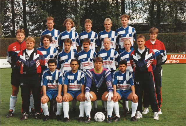 VfB Waldshut - 1. Mannschaft - Saison 1995/96
Obere Reihe von links: Ralf Bartram, Dominik Bossart, Klaus Plogmann, Axel Knobloch, Markus Stoll. Mittlere Reihe: Patrick Ruppelt, Betreuer Klaus Fricker, Philipp Büchler, Klaus Betz, Joachim Stoll, Jürgen Keller, Andreas Schneider, Trainer Hans-Jörg Rotzinger, Abteilungsleiter Aktiv Martin Ruppelt. Untere Reihe: Gunther Schreiweis, Antonios Mitkidis, Ingo Siefermann, Michele Basciu. Nicht auf dem Bild: Dietmar Knab, Axel Bindert.
Kreisliga A Staffel 3,  Samstag, den 16.09.1995, VfB Waldshut - FC Grießen - 3:0, Aufgenommen von Alexander Papasoglu.
