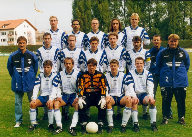 VfB Waldshut - 1. Mannschaft - Saison 1996/97 - Kreisliga A Staffel 3
Obere Reihe von links: Stefan Brauner, Antonios Mitkidis, Uli Martin, Femir Lahi, Peter Humbel. Mittlere Reihe: Trainer Hans-Jörg Rotzinger, Norbert Bachmann, Axel Bindert, Oliver Neff, Markus Stoll, Spielführer Dietmar Knab, Manfred Rüd, Betreuer Klaus Fricker. Untere Reihe: Klaus Betz, Uwe Bartram, Ingo Siefermann, Frank Maier, Christian Henze. Nicht auf dem Bild: Michele Basciu, Andreas Schneider, Patrick Ruppelt,  Dietmar Knab, Axel Bindert, Abteilungsleiter Aktiv Martin Ruppelt.
Samstag, den 21. September 1996, VfB Waldshut - SV Ühlingen, Bild: Alexander Papasoglu.


