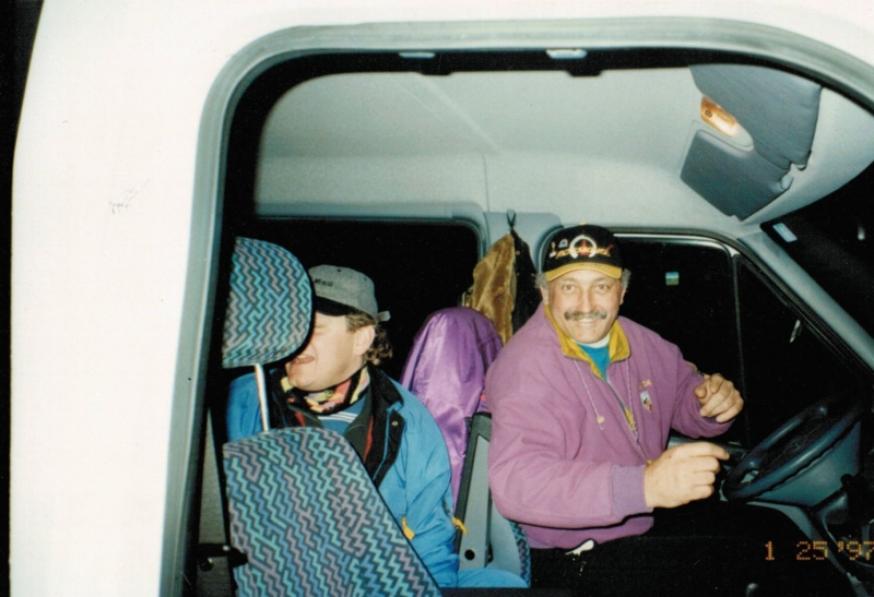 Robert bei guter Laune.
Sein Bus ist wieder zu starten.
