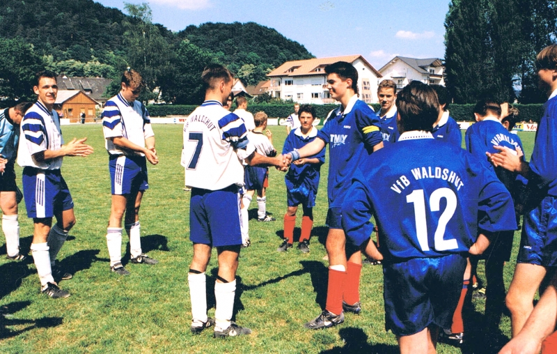 Die C-Jugend 1997/98 gratuliert der 1. Mannschaft zur Meisterschaft 
