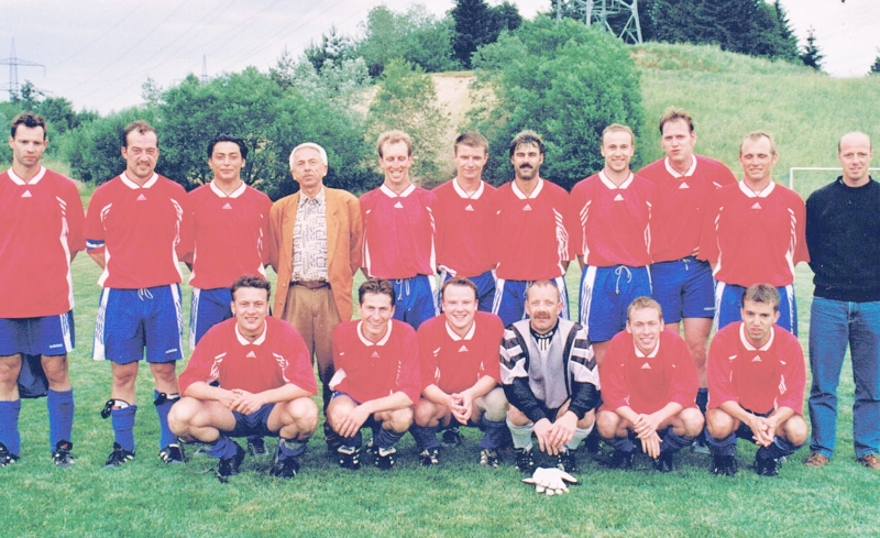 VfB Waldshut - 2. Mannschaft - Saison 1998/99
Stehend von links: Norbert Bachmann, Ralf Bartram, Salvatore Vaccalluzzo, Herrmann Haliewicz, Stefan Brauner, Manfred Hass, Dietmar Knab, Axel Bindert, Stefan Preis, Axel Knobloch, Trainer Jürgen Keller. Kniend: Alpaslan Ortancioglu (Abo), Marco Marquart, Christian Henze, Gerd Müller, Andreas Schneider, Klaus Betz.
