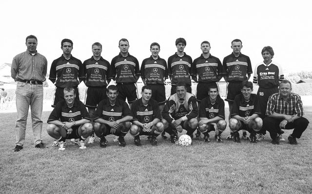 VfB Waldshut - 1. Mannschaft - Saison 1999/2000
Hintere Reihe von links: Volker Bindert (Betreuer), Engin Aslan, Klaus Plogmann, Avni Toverlani, Marco Marquart, Rouven Künze, Frank Maier, Goran Mutabdzic, Trainer Bruno Blum. Vordere Reihe von links: Steffen Rüther, Kalan Battal, Björn Bittl, Thomas Nusser, Carmine Marinaro, Stefan Rapp, Michael Hamburger (Betreuer). Nicht auf dem Bild: Patrick Albicker, Albano Lettieri und Alan Softic.

Die erste Mannschaft des VfB Waldshut hat das von Trainer Bruno Blum vorgegebene Saisonziel, einen einstelligen Tabellenplatz zu erreichen, mit Bravour erfüllt. Bild zum 90-jährigen Jubiläum. Aufgenommen am 24. Mai 2000 von Martin Köpfer.
