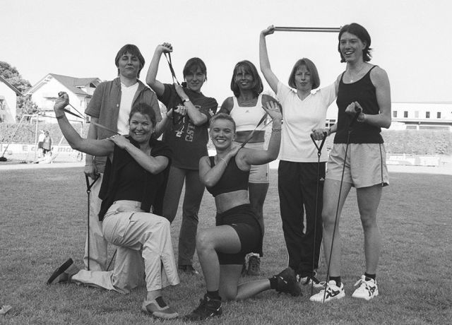 VfB Waldshut Aerobic-Abteilung - Saison 1999/2000
Die Aerobic-Abteilung des VfB Waldshut besteht aus (hintere Reihe von links): Christina Knobloch, Ilka Stoll, Sonja Dubreuil, Sabine
Rech und Randi Künze; vorne von links Alexandra Knobloch und Karin Smaczny.
Bild zum 90-jährigen Jubiläum. Aufgenommen am 24. Mai 2000 von Martin Köpfer.
