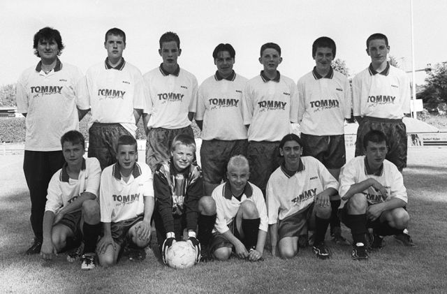VfB Waldshut C-Jugend - Saison 1999/2000
Hintere Reihe von links: Trainer Tommy Buschle, Tobias Knape, David Meier, Alesandro Ombrello, Philipp Hamburger, Hasan Pala, Adrian Spielmann; vorne von links: Johannes Renz, Patrick Will, Matthias Vogt, Dirk Huber, Rocco Catalano, Esat Algel.
Bild zum 90-jährigen Jubiläum. Aufgenommen am 24. Mai 2000 von Martin Köpfer.
