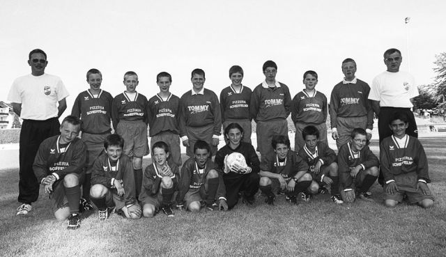 VfB Waldshut D-Jugend - Saison 1999/2000
Hintere Reihe von links: Trainer Thomas Philipp, Daniel Philipp, Stefan Malzacher, Andreas Vonau, Matthias Knape, Sebastian Fleck, Natale Calandrino, Sebastian Veit, Stefan Rantzsch und Co-Trainer Vaso Precanica. Vordere Reihe von links: Thomas Neugebauer, Mohammed Algel, Mario Nöller, Luigi Malagnino, Giovanni Catalano, Davide Lucano, Sebastian Rapp, Benjamin Ertel, Yaso Duran.
Bild zum 90-jährigen Jubiläum. Aufgenommen am 24. Mai 2000 von Martin Köpfer.

