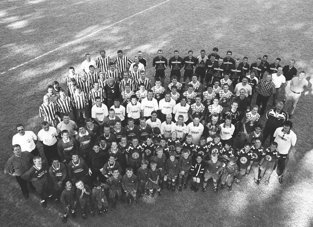 Spieler aller Mannschaften des VfB Waldshut mit Trainern
Bild zum 90-jährigen Jubiläum. Aufgenommen am 24. Mai 2000 von Martin Köpfer.
