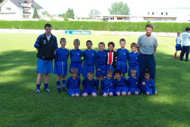 VfB Waldshut F-Junioren - Saison 1999/2000
Hintere Reihe von links: Betreuer Dirk Vonau, Michael Köpfer, Marvin Hezel, Kamuran Duran, Daniel Weinkötz, Tahir Celik, Alexander Naumow, Milan Reuter und Trainer Manfred Hass; vordere Reihe von links: Roberto Zipfel, Michael Bachmann, Peter Klink, Jan
Amsel, Rene Albers und Mahid Celik. Bild zum 90-jährigen Jubiläum. Aufgenommen am 24. Mai 2000 von Martin Köpfer.
