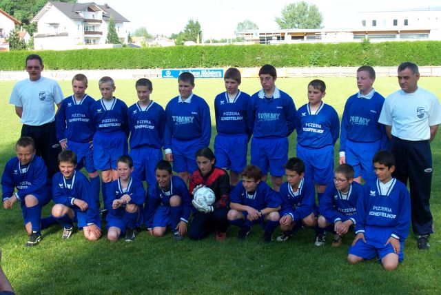 VfB Waldshut D-Jugend - Saison 1999/2000
Hintere Reihe von links: Trainer Thomas Philipp, Daniel Philipp, Stefan Malzacher, Andreas Vonau, Matthias Knape, Sebastian Fleck, Natale Calandrino, Sebastian Veit, Stefan Rantzsch und Co-Trainer Vaso Precanica. Vordere Reihe von links: Thomas Neugebauer, Mohammed Algel, Mario Nöller, Luigi Malagnino, Giovanni Catalano, Davide Lucano, Sebastian Rapp, Benjamin Ertel, Yaso Duran.
Bild zum 90-jährigen Jubiläum. Aufgenommen am 24. Mai 2000 von Martin Köpfer.
