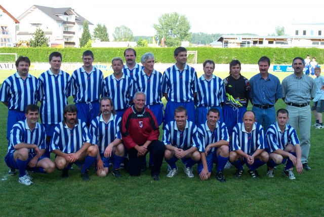 VfB Waldshut Alte Herren - Saison 1999/2000
Hintere Reihe von links:  Michael Münch, Uli Rotzinger, Herbert Zimmermann, Manfred Henze, Martin Stoll,  Christof Werner, Stefan Rimmele, Peter Spiegelhalter, Norbert Wünsche, Joachim Stoll, Michael Rotzinger. Vordere Reihe von links: Martin Weinkötz, Dietmar Knab, Arno Gelbert, Albert Mergelmeyer, Thomas Lühs, Achim Fischer, Wolfgang Ertel, Helmut Müller. 
Bild zum 90-jährigen Jubiläum. Aufgenommen am 24. Mai 2000 von Martin Köpfer.
