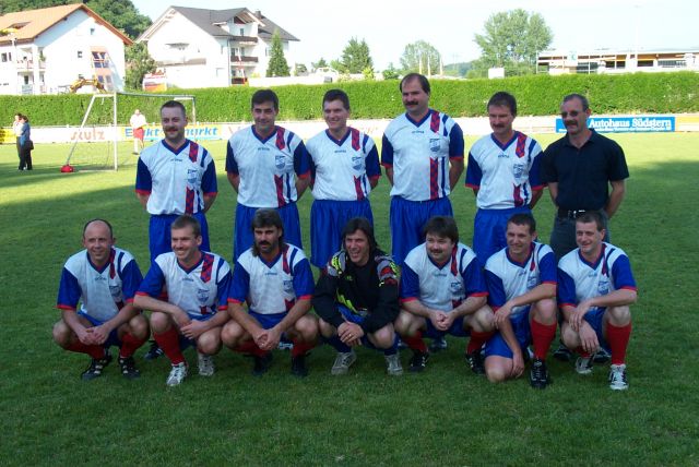 VfB Waldshut 3. Mannschaft - Saison 1999/2000
Hintere Reihe von links: Marko Müller, Martin Weinkötz, Uli Rotzinger, Martin Stoll, Joachim Stoll, Gerd Müller. Vordere Reihe von links:
Wolfgang Ertel, Thomas Lühs, Dietmar Knab, Norbert Wünsche, Michael Münch, Achim Fischer und Helmut Müller.
Bild zum 90-jährigen Jubiläum. Aufgenommen am 24. Mai 2000 von Martin Köpfer.
