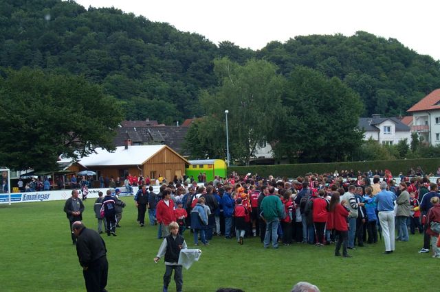 Nach dem Schlusspfiff
Das Fussballfeld wird von den Fans gestürmt.
