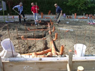 Das Abwasser-Ablaufsystem für die neuen Duschräume
