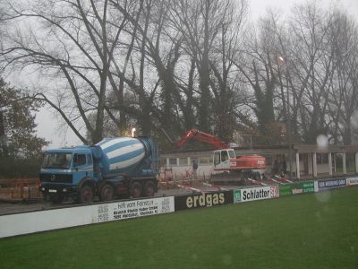 1. Bauabschnitt - Betonieren des Fundaments
Da wurde von den Mitarbeitern und Helfern alles abverlangt. An diesem Samstag hatte es geregnet, geregnet und geregnet.
