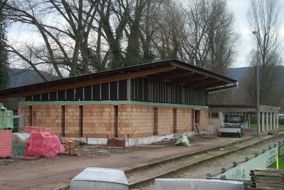 Der 1. Bauabschnitt im Dezember 2002
Innert gut drei Monaten stand der Rohbau des 1. Bauabschnitts (12/2002). Im Hintergrund ist das alte Vereinsheim zu erkennen, das später für den 2. BA Platz machen musste.
