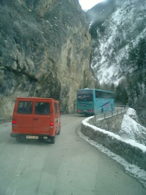 Mit dem Stollbus ins Skigebiet
Wenn man den Abhang rechts hinter der Steinmauer sehen könnte (fast überhängend), versteht man den Fahrer. Er hält einen sauberen Sicherheitsabstand zum rechten Rand.
