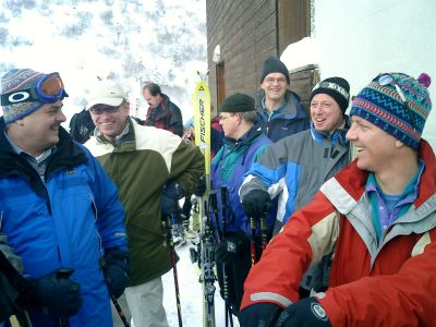 Ab ins Skigebiet
Warten auf die Gondel: Norbert Bachmann, Klaus Maier, Martin Stoll (im Hintergrund), Peter Spiegelhalter, Stefan Rimmele, Jürgen Keller, Dominik Heizmann.
