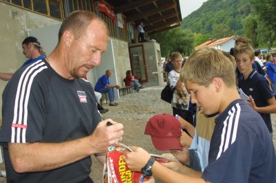 Begehrte Autogramme
Wolfgang Wolf, Trainer des 1. FC Nürnberg gibt gerne Autogramme vor dem Spiel des VfB Waldshut gegen den 1. FCN. Im Hintergrund die Baustelle des neuen Vereinsheims.
