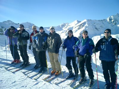 Sie standen an den Hängen und Pisten
Von links: Hubert Widmann, Ulrich Rotzinger, Uwe Hermle, Jürgen Keller, Klaus Maier, Thomas Lühs, Peter Spiegelhalter, Michael Rotzinger.
