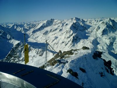 Auf 3400m
Der Aussichtspunkt auf dem Pitztalgletscher. Mit Sicht auf den Piz Bernina (ganz im Hintergrund).
