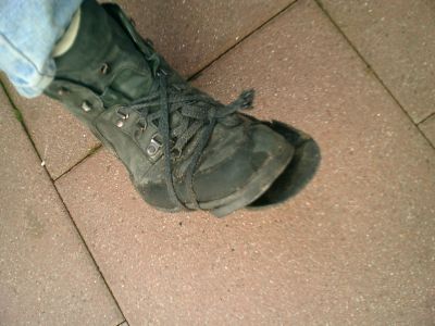 Da war´s vorbei mit komfortablem Wandern
Kurz vor Berau haben die Schuhe von Ludwig ihren Geist aufgegeben.
