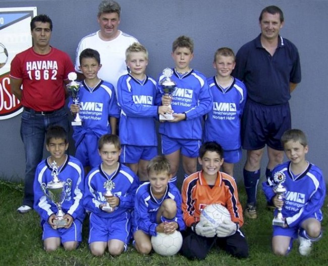 VfB-E1-Junioren sind Meister der Saison 2006/07
Von links hinten: Betreuer Ökkes Tasar, Co-Trainer Uli Schlegel, Suleyman Karacan, Philipp Kraus, Kevin Lajthia, Andreas Lismann, Trainer Achim Fischer. Vorne von links: Varol Tasar, Matteo Mäder, Fabian Eppler, Dennis Schlegel, Arber Islami.
