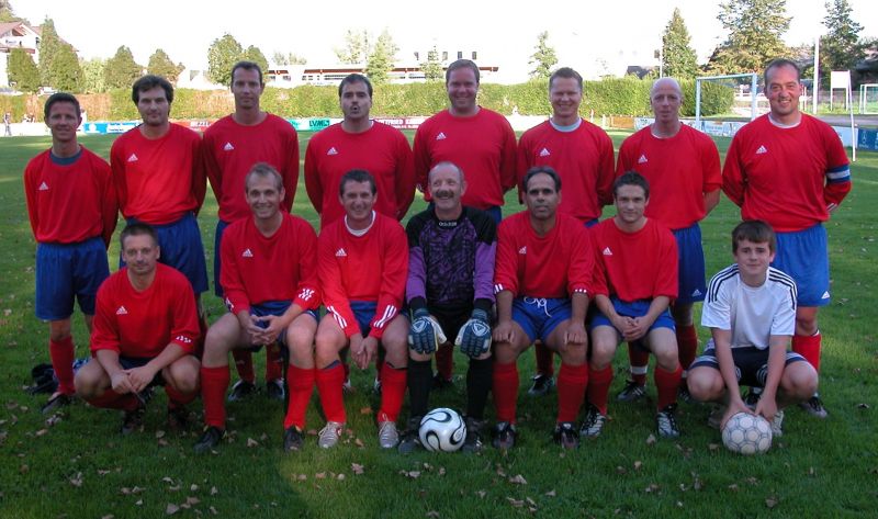 VfB Waldshut - 3. Mannschaft - Saison 2006/07
Oben von links: Dominik Heizmann, Thor Klaas, Norbert Bachmann, Ludwig Weinkötz, Volker Bindert, Klaus Plogmann, Jürgen Keller, Ralf Bartram. Unten von links: Jochen Zuber, Axel Knobloch, Achim Fischer, Gerd Müller, Antonios Mitkidis, ??, Betreuer Daniel Weinkötz.
