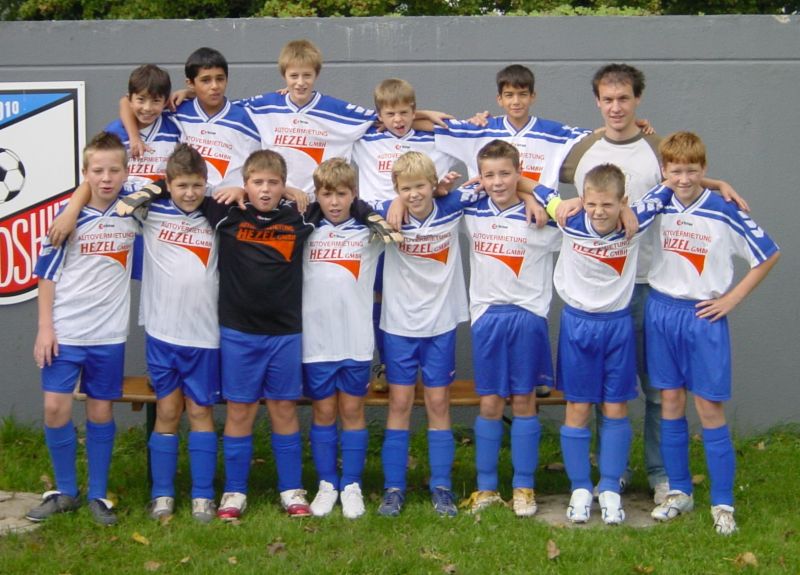 VfB Waldshut - D-Junioren - Saison 2006/07
Oben stehend, von links: Suleyman Karacan, Ramazan Celik, Christian Meier, Arber Ismaili, Varol Tasar und Betreuer Andreas Vonau. unten stehend: Robert Wagner, Dennis Damiano, Eric Böhm, Kevin Lithija, Kai Eisenhardt, Hannes Weinkötz, Dominik Fischer, Raphael Gaudig. Es fehlen: Coach Alaa Eldin "Bully" Atalla, Stephanie Hezel, Edgar Bickert, Leonardo Pavoncelli, Moritz Bollacher, Fatjon Berisa. Aufnahme im Herbst 2006.
