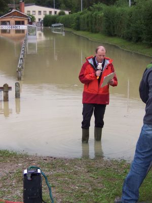 Die SWR-Landesschau informiert stündlich vom Hochwasser
Weiter wurde über die aufwendige Platzsanierung des VfB-Platzes informiert, die nun durch den Schlamm zu nichte gemacht wurde. Dass die Saison nächste Woche mit einem Auswärtsspiel in Weilheim beginnt wurde als Glück im Unglück bezeichnet.
