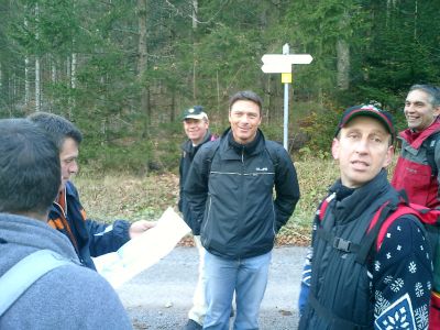 Na welche Richtung den nun?
Uli Rotzinger weiß bescheid. Im Kreise erfahrener AH-Wanderer sehen wir die beiden Rookies Ingo Siefermann und Stefan Brauner.
