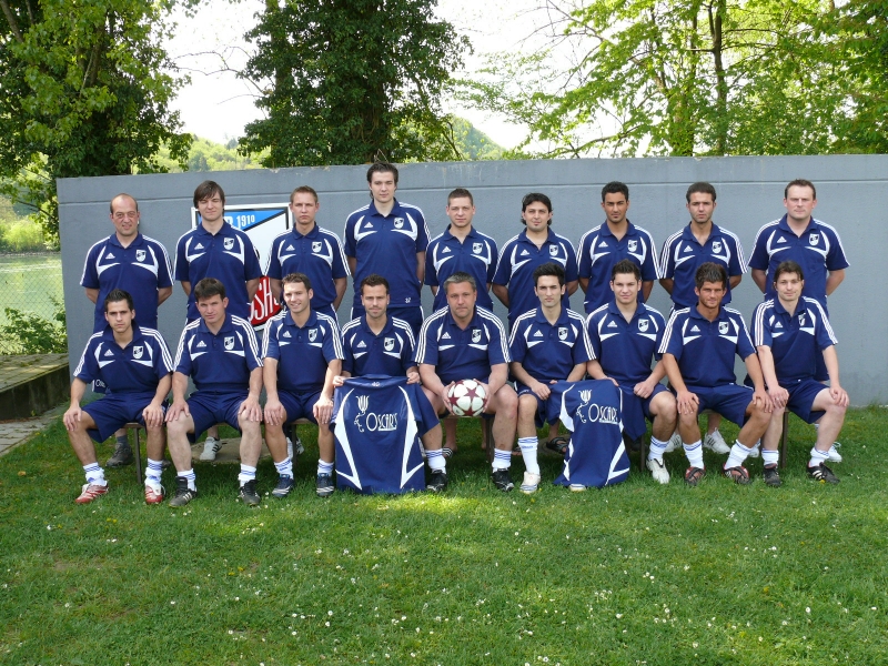 VfB Waldshut - 1. Mannschaft - Saison 2008/09 - Ocars´s Bar
Der Kader des VfB in der Saison 2008/09 in Polo-Shirts von OSCAR´S Bar in der Waldshuter Kaiserstraße. Stehend von links: Betreuer Ralf Bartram, Patrick Boy, Christopher Donath, Kamilus Wachonski, Robin Mäker, Volkan Öz, Mücarhit Kisa, Engin Aslan, Goran Mutabdzic. Sitzend von links: Sven Maier, Bekim Duga, Björn Bittl, Fidan Peci, Thomas Nusser, Sedat Duran, Marcel Rogg, Vesel Alidemaj, Thorsten Bittl. Es fehlen: Nico Keller, Nuredin Fetahi, Alush Peci, Xhylazim Peci. Aufgenommen von Martin Köpfer im April 2009.
