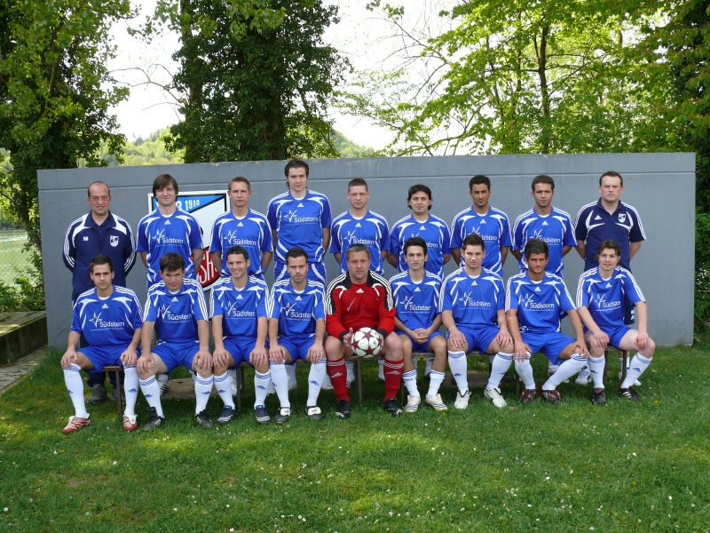 VfB Waldshut - 1. Mannschaft - Saison 2008/09
Der Kader des VfB in der Saison 2008/09. Stehend von links: Betreuer Ralf Bartram, Patrick Boy, Christopher Donath, Kamilus Wachonski, Robin Mäker, Volkan Öz, Mücarhit Kisa, Engin Aslan, Goran Mutabdzic. Sitzend von links: Sven Maier, Bekim Duga, Björn Bittl, Fidan Peci, Thomas Nusser, Sedat Duran, Marcel Rogg, Vesel Alidemaj, Thorsten Bittl. Es fehlen: Nico Keller, Nuredin Fetahi, Alush Peci, Xhylazim Peci. Aufgenommen von Martin Köpfer im April 2009.
