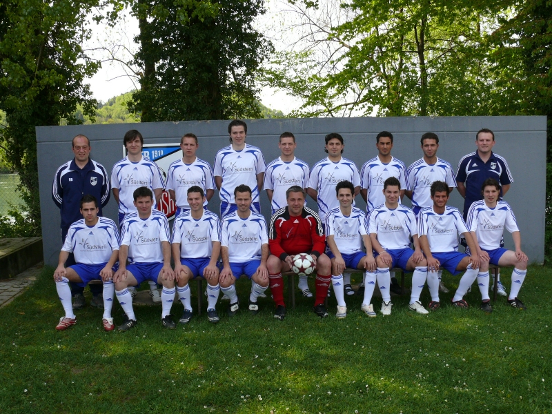 VfB Waldshut - 1. Mannschaft - Saison 2008/09
Der Kader des VfB in der Saison 2008/09 im weißen Trikots von Autohaus Südstern. Stehend von links: Betreuer Ralf Bartram, Patrick Boy, Christopher Donath, Kamilus Wachonski, Robin Mäker, Volkan Öz, Mücarhit Kisa, Engin Aslan, Goran Mutabdzic. Sitzend von links: Sven Maier, Bekim Duga, Björn Bittl, Fidan Peci, Thomas Nusser, Sedat Duran, Marcel Rogg, Vesel Alidemaj, Thorsten Bittl. Es fehlen: Nico Keller, Nuredin Fetahi, Alush Peci, Xhylazim Peci. Aufgenommen von Martin Köpfer im April 2009.
