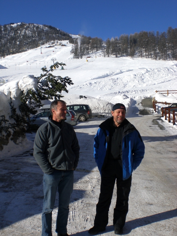 Schönes Wetter und reichlich Schnee
Das ist ja nicht zu glauben. Joachim und Manni nach der Ankunft vor dem Hotel. Im Hintergrund warten die Pisten auf uns.
