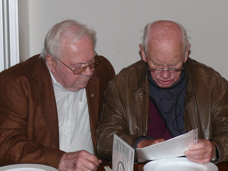 Rudi Tschan und Egon Steinegger
Studieren von Bildern aus ihrer Fussballerzeit.
