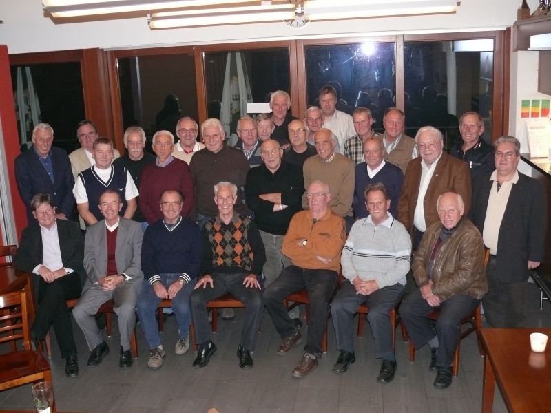 Das Gruppenbild zum Treffen vom 23.10.2009
Stehend von links: Ernst Klös, Günter Knobloch, Roger Fink, Willi Hierholzer, Herrmann Haliewicz, Heinz Knobloch, Bruno Maier, Walter Ott, Gerhard Klös, Horst Mai (vorne), Hans Göppert (hinten), Peter Öhler, Lothar "Zotz" Rimmele, Kurt Kaiser (vorne), Martin Ruppelt (hinten), Werner Tröndle, August Minges, Dieter Hart, Rudi Tschan, Walter Gottstein, 1. Vorstand Norbert Huber. Sitzend von links: Reinhard Zuber, Hans Krämer, Ernst Stoll, Udo Gabele, Georg Funk, Heinz Schmid, Egon Steinegger.
