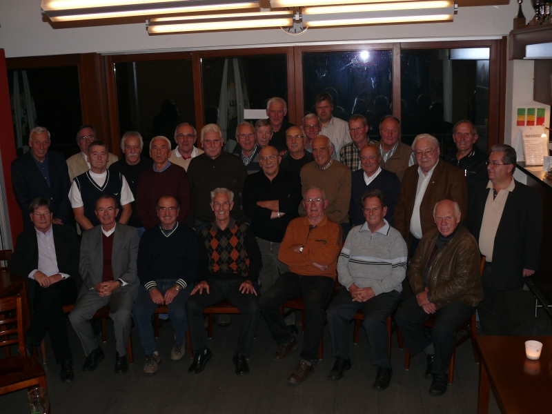 Gruppenbild ohne Blitzlicht
Stehend von links: Ernst Klös, Günter Knobloch, Roger Fink, Willi Hierholzer, Herrmann Haliewicz, Heinz Knobloch, Bruno Maier, Walter Ott, Gerhard Klös, Horst Mai (vorne), Hans Göppert (hinten), Peter Öhler, Lothar "Zotz" Rimmele, Kurt Kaiser (vorne), Martin Ruppelt (hinten), Werner Tröndle, August Minges, Dieter Hart, Rudi Tschan, Walter Gottstein, 1. Vorstand Norbert Huber. Sitzend von links: Reinhard Zuber, Hans Krämer, Ernst Stoll, Udo Gabele, Georg Funk, Heinz Schmid, Egon Steinegger.
